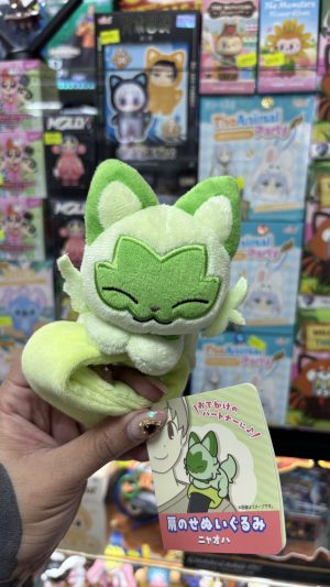 THEVOLTAGE.CL POKEMON CENTER TCG PELUCHE MOCHILA GIRATORIO SPRIGATITO