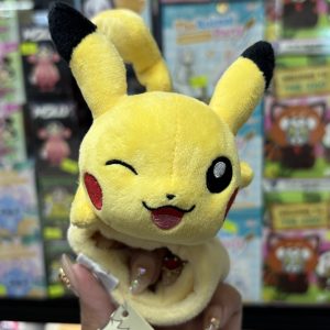 THEVOLTAGE.CL POKEMON CENTER TCG PELUCHE MOCHILA GIRATORIO PIKACHU