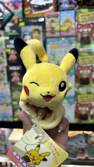 THEVOLTAGE.CL POKEMON CENTER TCG PELUCHE MOCHILA GIRATORIO PIKACHU