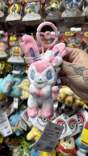 THEVOLTAGE.CL POKEMON CENTER ACCESORIOS MASCOTS LLAVERO SYLVEON