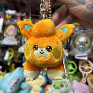 THEVOLTAGE.CL POKEMON CENTER ACCESORIOS ALL STAR LLAVERO MASCOTA PAWMI