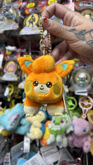 THEVOLTAGE.CL POKEMON CENTER ACCESORIOS ALL STAR LLAVERO MASCOTA PAWMI