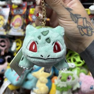 THEVOLTAGE.CL POKEMON CENTER ACCESORIOS ALL STAR LLAVERO MASCOTA BULBASAUR