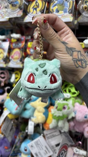 THEVOLTAGE.CL POKEMON CENTER ACCESORIOS ALL STAR LLAVERO MASCOTA BULBASAUR