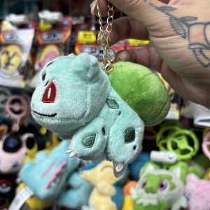 THEVOLTAGE.CL POKEMON CENTER ACCESORIOS ALL STAR LLAVERO MASCOTA BULBASAUR
