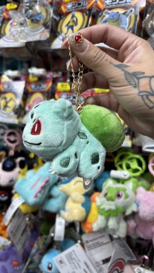 THEVOLTAGE.CL POKEMON CENTER ACCESORIOS ALL STAR LLAVERO MASCOTA BULBASAUR - Imagen 2