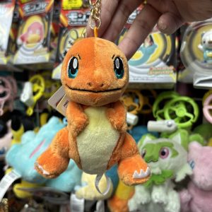 THEVOLTAGE.CL POKEMON CENTER ACCESORIOS ALL STAR LLAVERO MASCOTA CHARMANDER