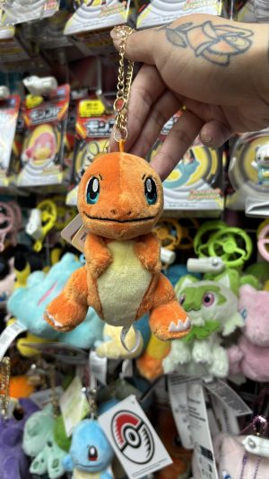THEVOLTAGE.CL POKEMON CENTER ACCESORIOS ALL STAR LLAVERO MASCOTA CHARMANDER