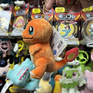 THEVOLTAGE.CL POKEMON CENTER ACCESORIOS ALL STAR LLAVERO MASCOTA CHARMANDER