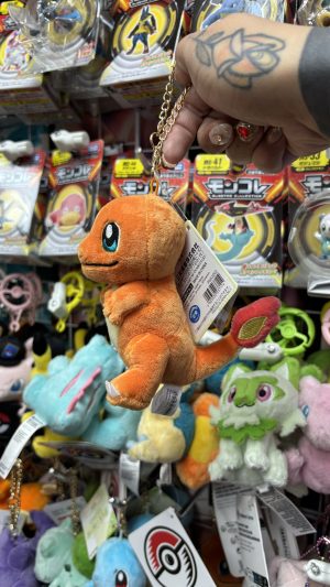 THEVOLTAGE.CL POKEMON CENTER ACCESORIOS ALL STAR LLAVERO MASCOTA CHARMANDER - Imagen 2