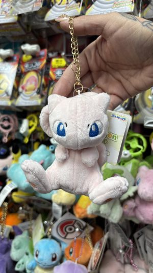 THEVOLTAGE.CL POKEMON CENTER ACCESORIOS ALL STAR LLAVERO MASCOTA MEW