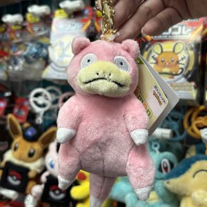 THEVOLTAGE.CL POKEMON CENTER ACCESORIOS ALL STAR LLAVERO MASCOTA SLOWPOKE