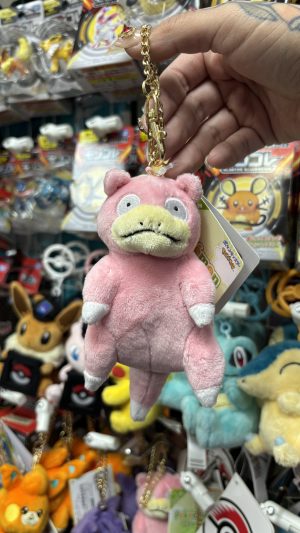 THEVOLTAGE.CL POKEMON CENTER ACCESORIOS ALL STAR LLAVERO MASCOTA SLOWPOKE
