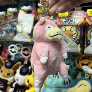 THEVOLTAGE.CL POKEMON CENTER ACCESORIOS ALL STAR LLAVERO MASCOTA SLOWPOKE