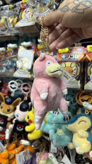 THEVOLTAGE.CL POKEMON CENTER ACCESORIOS ALL STAR LLAVERO MASCOTA SLOWPOKE - Imagen 2