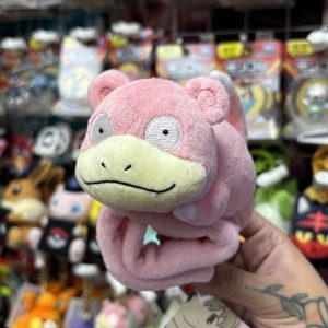 THEVOLTAGE.CL POKEMON CENTER ACCESORIOS PELUCHE MOCHILA GIRATORIO SLOWPOKE