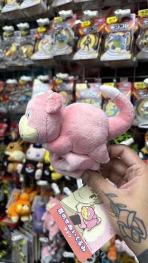 THEVOLTAGE.CL POKEMON CENTER ACCESORIOS PELUCHE MOCHILA GIRATORIO SLOWPOKE - Imagen 3