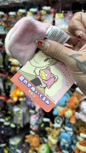 THEVOLTAGE.CL POKEMON CENTER ACCESORIOS PELUCHE MOCHILA GIRATORIO SLOWPOKE - Imagen 2