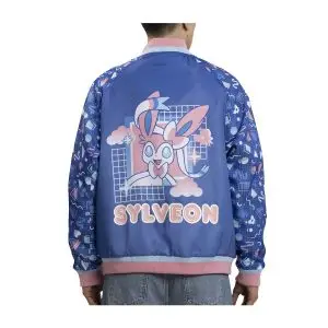 THEVOLTAGE.CL POKEMON CENTER VESTUARIO CHAQUETA BOMBER EEVEE EVOLUTIONS SYLVEON TALLA XL