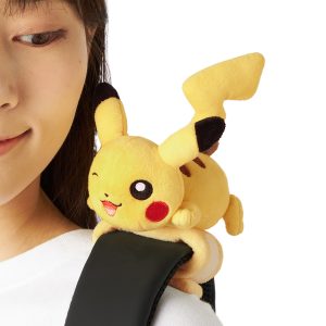 THEVOLTAGE.CL POKEMON CENTER TCG PELUCHE MOCHILA GIRATORIO PIKACHU