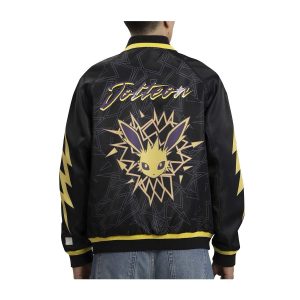 THEVOLTAGE.CL POKEMON CENTER VESTUARIO CHAQUETA BOMBER EEVEE EVOLUTIONS JOLTEON TALLA XL