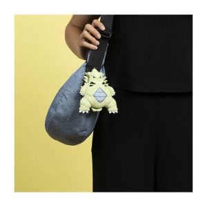 THEVOLTAGE.CL POKEMON CENTER ACCESORIOS LLAVERO TYRANITAR