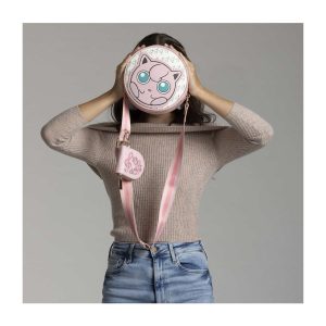 THEVOLTAGE.CL POKEMON CENTER ACCESORIOS CROSSBODY JIGGLYPUFF POKÉMON CENTER X DANIELLE NICOLE