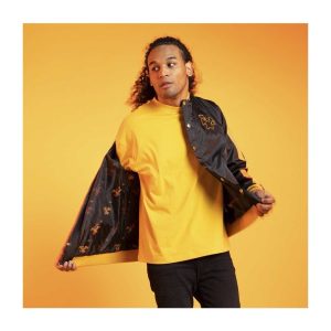 THEVOLTAGE.CL POKEMON CENTER VESTUARIO CHAQUETA BOMBER CHARIZARD TALLA 2XL - Imagen 3