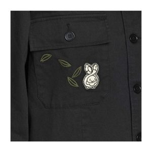 THEVOLTAGE.CL POKEMON CENTER VESTUARIO CHAQUETA BUDEW, ROSELIA & ROSERADE TALLA 2XL - Imagen 6