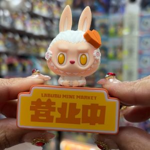 –    POP MART LABUBU BLIND BOX IMAN CON LUZ
