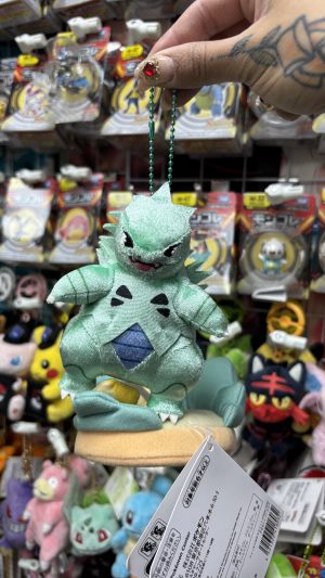 THEVOLTAGE.CL POKEMON CENTER ACCESORIOS MAGNÉTICO LLAVERO TYRANITAR