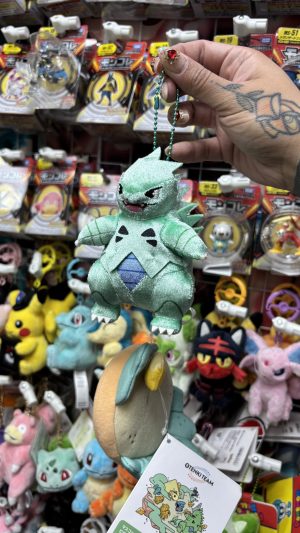 THEVOLTAGE.CL POKEMON CENTER ACCESORIOS MAGNÉTICO LLAVERO TYRANITAR - Imagen 2