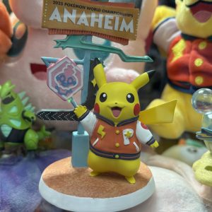 THEVOLTAGE.CL POKEMON CENTER ANAHEIM FIGURA PIKACHU RESINA