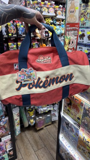 THEVOLTAGE.CL POKEMON CENTER ANAHEIM BOLSO WORLDS 2025 - Imagen 2
