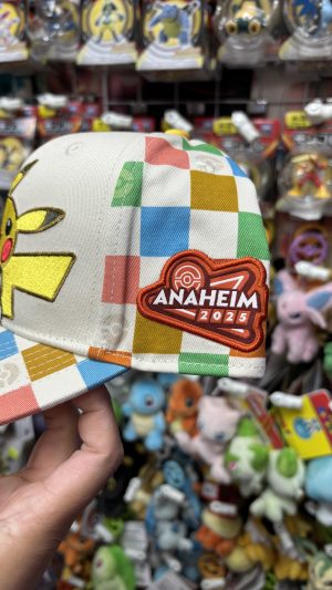 THEVOLTAGE.CL POKEMON CENTER ANAHEIM GORRO - Imagen 2