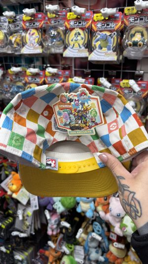 THEVOLTAGE.CL POKEMON CENTER ANAHEIM GORRO - Imagen 3