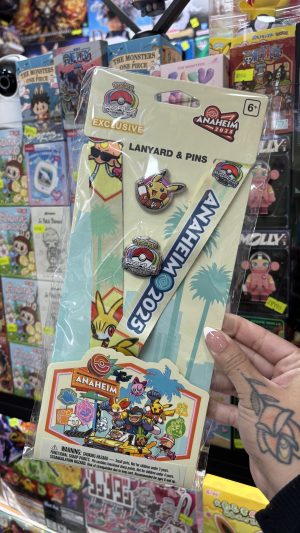 THEVOLTAGE.CL POKEMON CENTER ANAHEIM SET PIN&LANYARD
