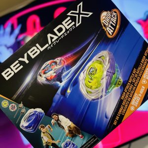 –  BEYBLADE X ESTADIO ORIGINAL INCLUYE 2  BAYBLADE  CON LANZADORES.