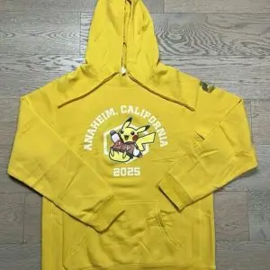 THEVOLTAGE.CL POKEMON CENTER VESTUARIO ANAHEIM POLERON PIKACHU TALLA 2XL