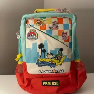THEVOLTAGE.CL POKEMON CENTER ACCESORIOS BACKPACK/MOCHILA ANAHEIM WORLD 2025