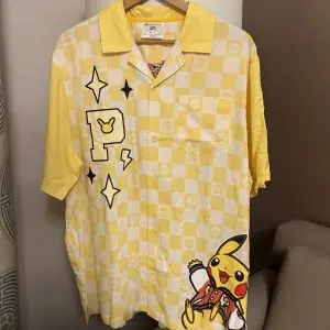 THEVOLTAGE.CL POKEMON CENTER VESTUARIO ANAHEIM CAMISA TALLA M