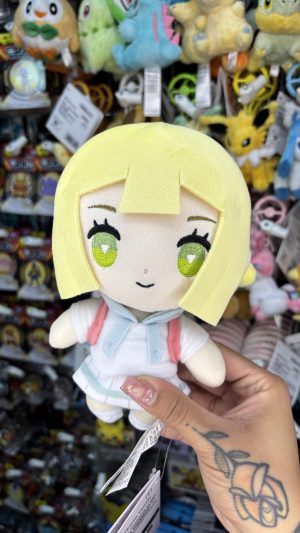 -  THEVOLTAGE.CL POKEMON CENTER TRAINERS PELUCHE ENTRENADORES LILLIE