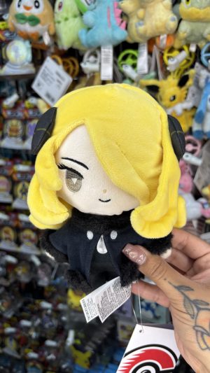 -  THEVOLTAGE.CL POKEMON CENTER TRAINERS PELUCHE ENTRENADORES CYNTHIA