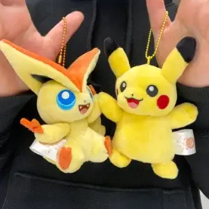 THEVOLTAGE.CL POKEMON CENTER PIKACHU & VICTINI LLAVEROS MAGNETICOS EXCLUSIVO